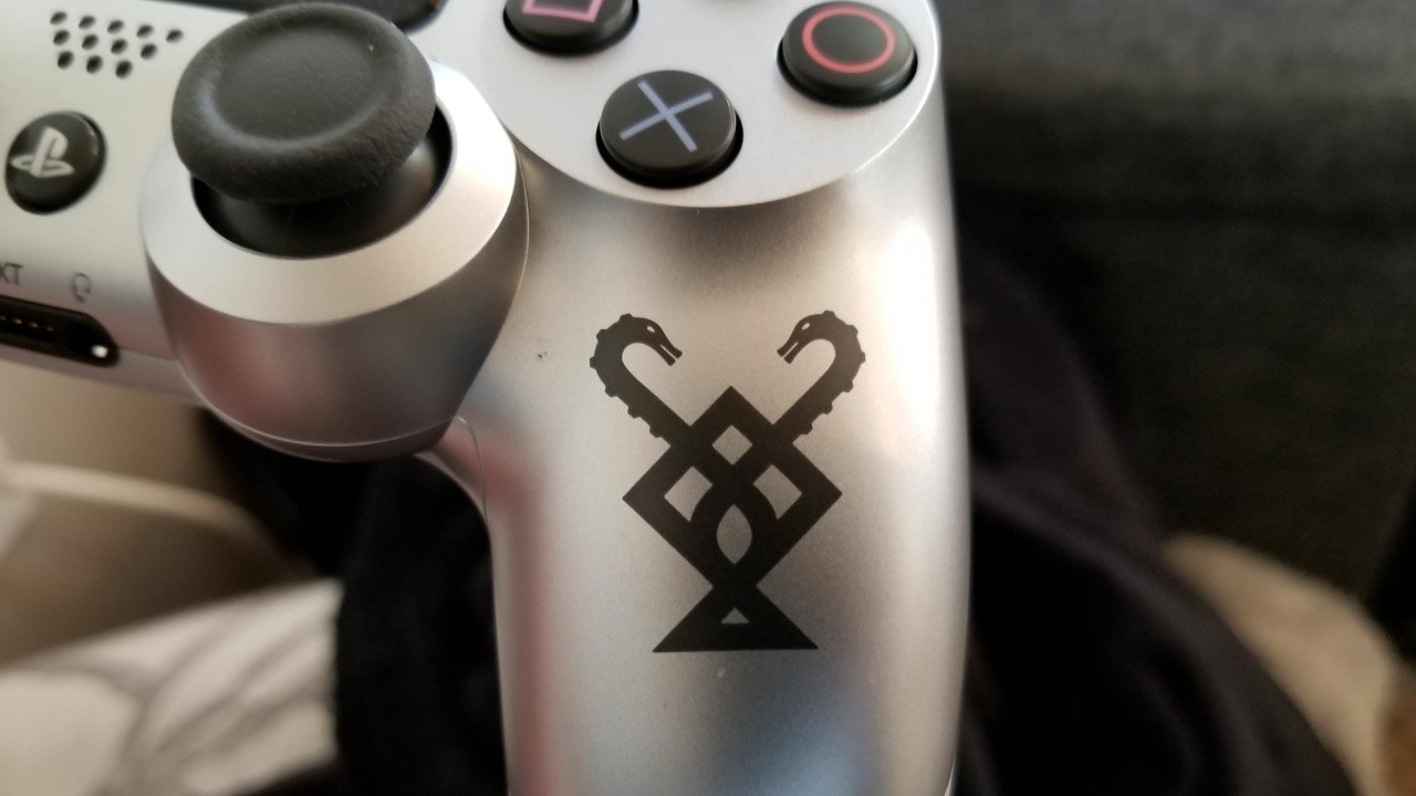 Rumour Official God of War PS4 Controller Spotted in the Wild Push