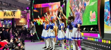 Many of the booths had their own schedules and stage shows, with Umamusume: Pretty Derby’s idol-style dancing sequences attracting enormous numbers of people. In some cases, like Atelier Resleriana and Zenless Zone Zero, the stages were directly opposite each other, causing strong competition between hosts to retain interest.