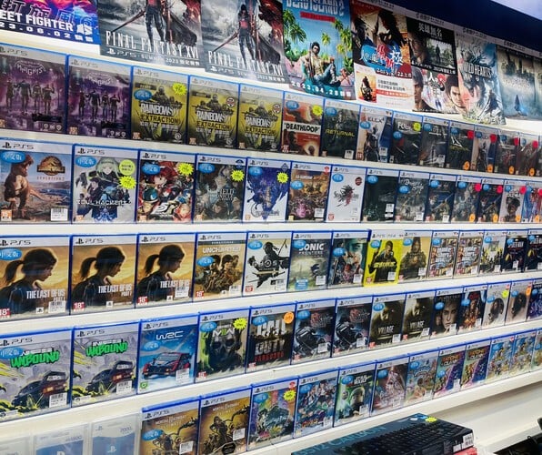 I've written about Taipei's underground gaming heaven before, and I love exploring it and digging out games I love. Shenmue 3 is obviously a title that I famously backed to the tune of hundreds of pounds on Kickstarter, and I'm always happy to see copies of it when out and about.