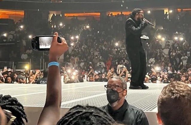 Acak: Kendrick Lamar Fan Menjadi Viral karena Merekam Konser di PS Vita