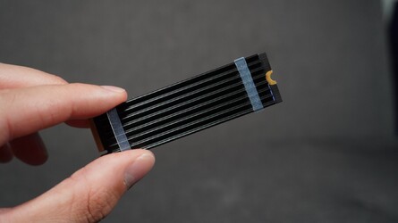 (From left to right) The SN850 in its packaging. Nice, right? The heat sink, before it is fitted to the SSD itself. In the SN850's case, there are two rubber bands which are used to bond the two together. Not exactly elegant, but hey, it works.