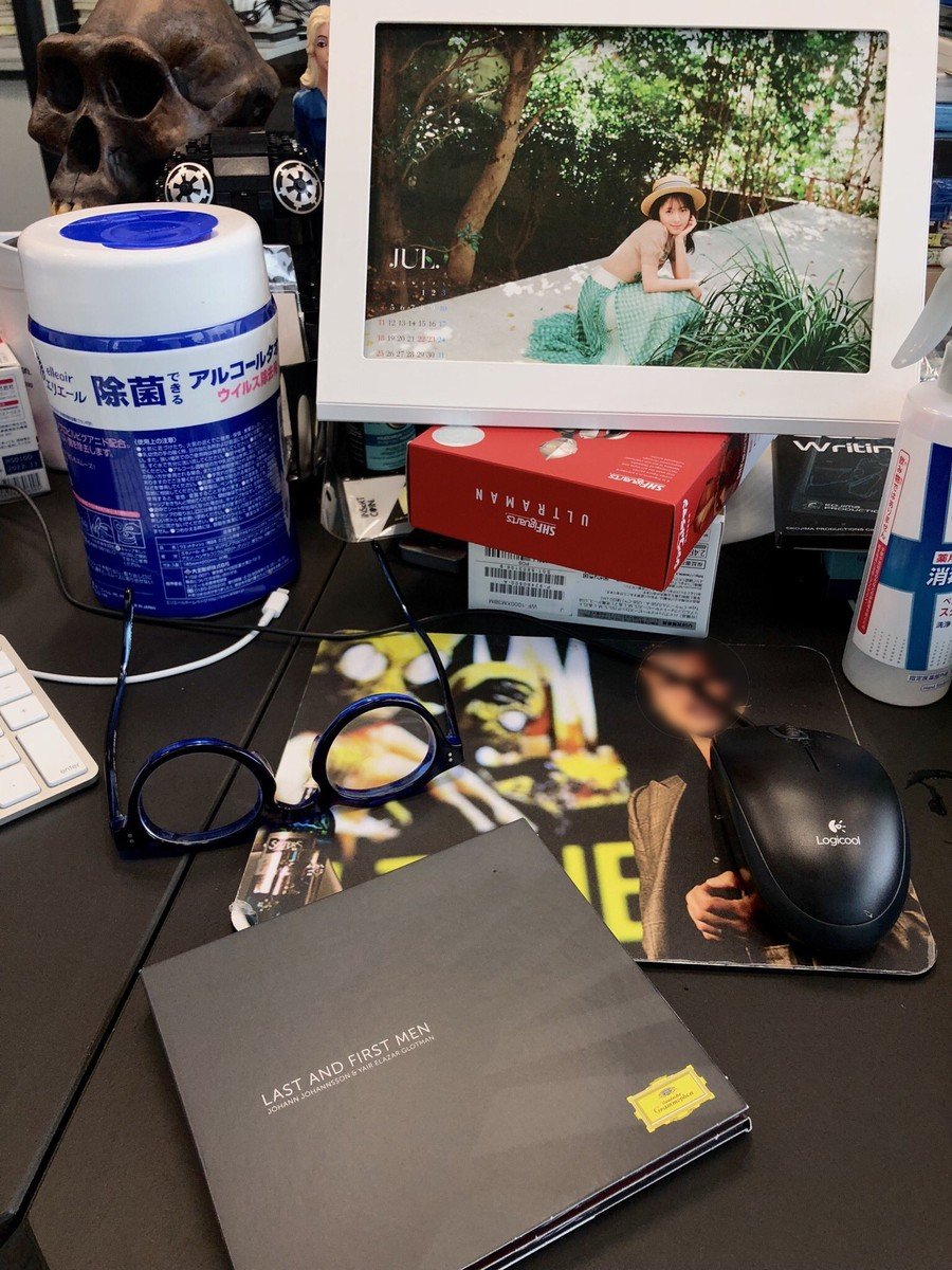 Who is that on Hideo Kojima's mouse mat?