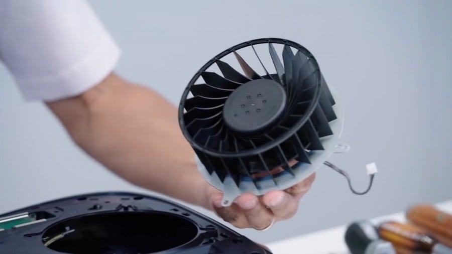 PS5's enormous fan and heat sink keep the console unprecedentedly cool during operation, while its volume rarely ever exceeds a gentle hum.