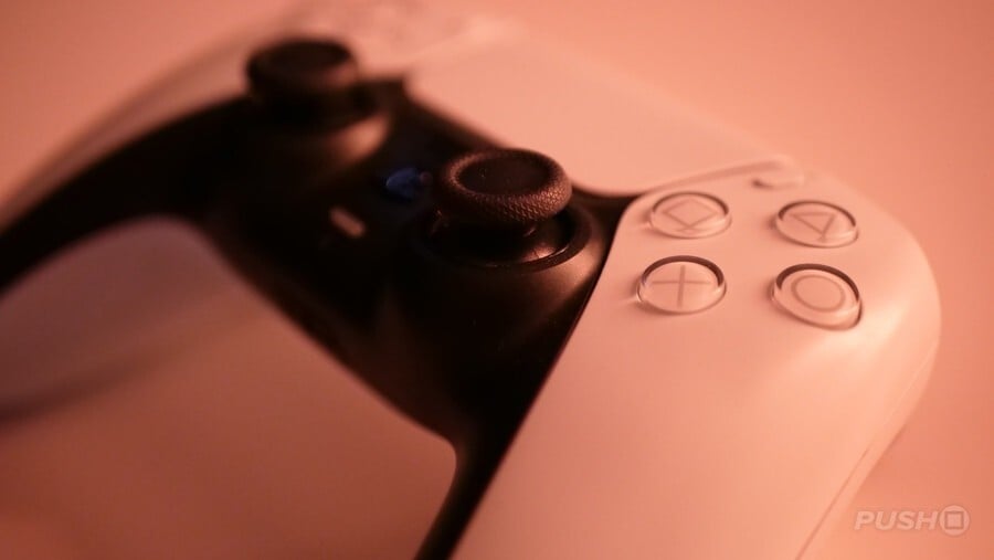 Which PlayStation console first introduced a controller with dual analog sticks?