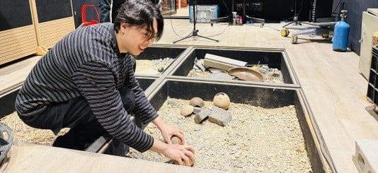 A demonstration of how horse hooves are recorded in Pearl Abyss' recording studio