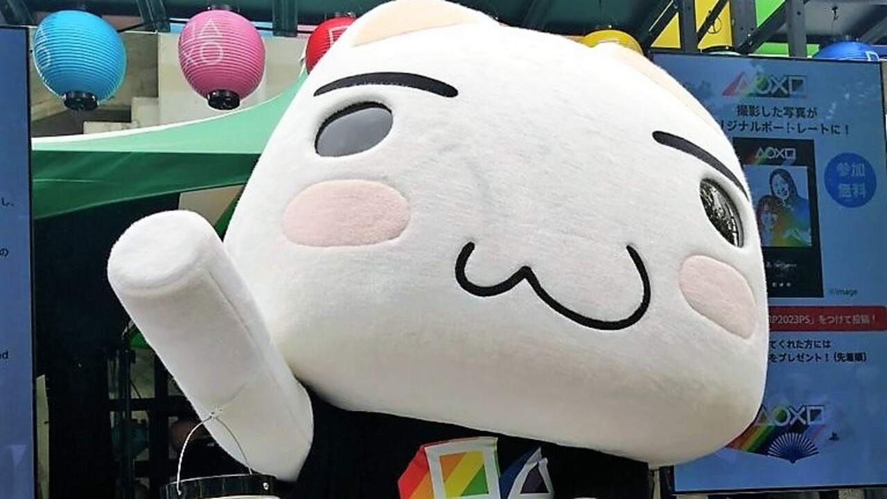 Toro Inoue al frente del stand Tokyo Rainbow Pride 2023 de PlayStation