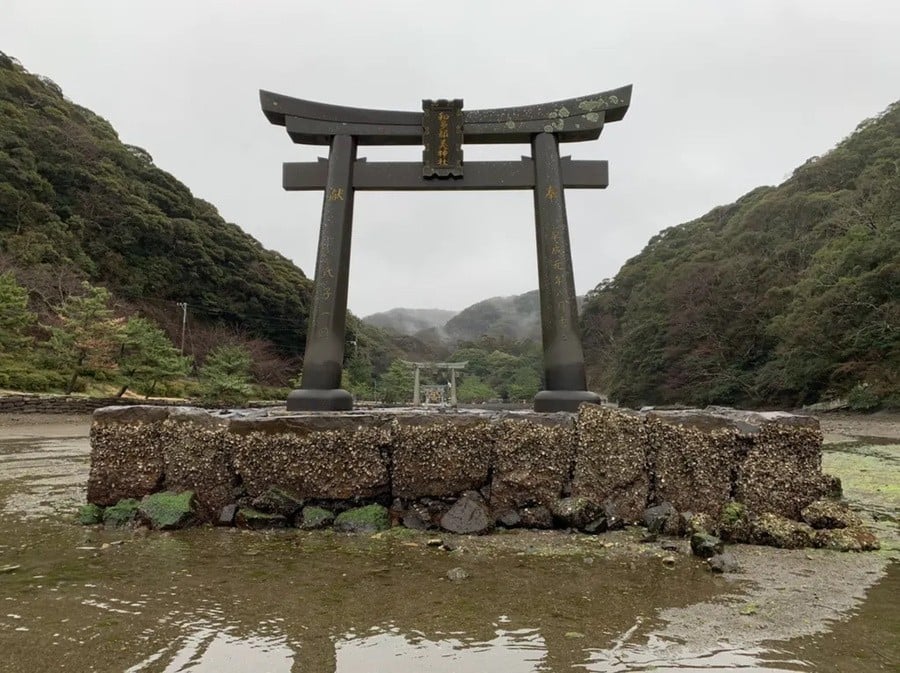 Fans helped to raise lots of money for repairs to a damaged torii gate on the real island of Tsushima. Approximately how much did the crowdfunding campaign make?