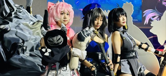 Many of the booths had their own schedules and stage shows, with Umamusume: Pretty Derby’s idol-style dancing sequences attracting enormous numbers of people. In some cases, like Atelier Resleriana and Zenless Zone Zero, the stages were directly opposite each other, causing strong competition between hosts to retain interest.