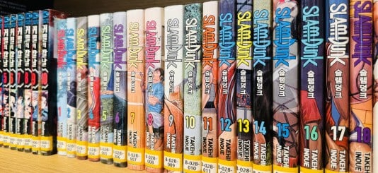 A selection of Slam Dunk mangas on a book shelf in Korean